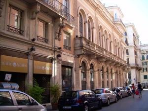 Roma, facciata del Teatro Quirino