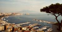 Il profilo di Napoli sullo sfondo del Vesuvio