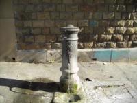 Tipica fontana romana ottocentesca, detta “Nasona” per via del lungo rubinetto che ricorda la forma di un naso